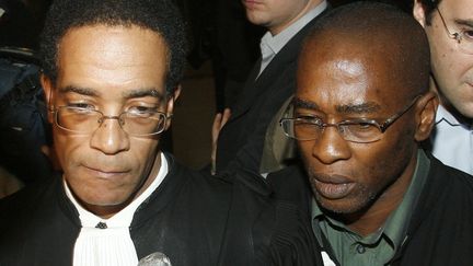 Jean-Claude Durimel (&agrave; g.) et Harry Durimel, les avocats de Willy Brigitte, au palais de justice de Paris, le 7 f&eacute;vrier 2007. (VICTOR TONELLI / REUTERS)