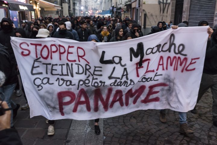 Des manifestants brandissent une affiche dans les rues du 10e arrondissement de Paris, vendredi 28 avril 2017. (SAMUEL BOIVIN / CITIZENSIDE / AFP)