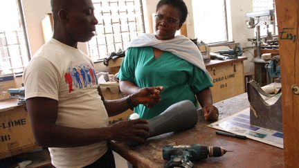 «Le Togo est l'un des rares pays d'Afrique de l'Ouest disposant de bonnes structures orthopédiques, notamment l'Ecole Nationale des Auxiliaires Médicaux (ENAM), qui est partenaire du projet et forme des spécialistes venus de toute la région», précise Simon Miriel, chef de projet à Handicap International. (Matteo FRASCHINI KOFFI / AFP)