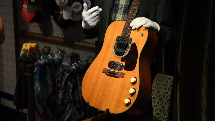 Cette guitare de Kurt Cobain a été vendue pour 6 millions de dollars en juin 2020. (DANIEL LEAL / AFP)