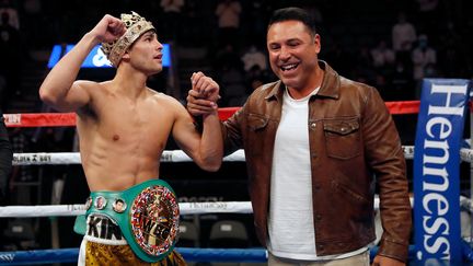 Oscar De La Hoya (droite) félicitant Ryan Garcia (gauche) lors de sa victoire contre Campbell en janvier dernier à Dallas. (TIM WARNER / GETTY IMAGES NORTH AMERICA)