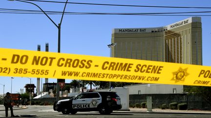 La scène de la fusillade devant l'hôtel Mandalay Bay à Las Vegas (Etats-Unis), le 2 octobre 2017. (MARK RALSTON / AFP)