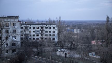 Des bâtiments partiellement détruits sont visibles dans un quartier du centre-ville d'Ocheretyne, près d'Avdiivka, récemment capturé par les troupes russes en Ukraine, le 21 février 2024. (NARCISO CONTRERAS / ANADOLU)