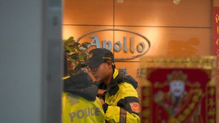 Des policiers au siège de l'entreprise Gold Apollo, mentionnée dans l'affaire des bipeurs explosifs au Liban, à Taïwan, le 18 septembre 2024. (WALID BERRAZEG / ANADOLU / AFP)