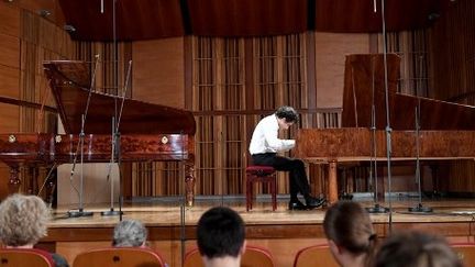 Le pianiste français Benjamin d'Anfray durant le premier Concours international Frédéric Chopin à Varsovie, sur des pianos d'époque. 
 (JANEK SKARZYNSKI / AFP)