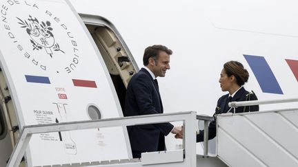 Emmanuel Macron sort de l'avion présidentiel à l'aéroport de Pamandzi (Mayotte), le 19 décembre 2024. (LUDOVIC MARIN / AFP)