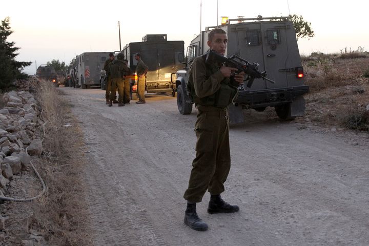 L'arm&eacute;e isra&eacute;lienne boucle le nord d'Halhoul (Cisjordanie), lundi 30 juin, o&ugrave; les corps des trois jeunes Isra&eacute;liens ont &eacute;t&eacute; d&eacute;couverts.&nbsp; (HAZEM BADER / AFP)