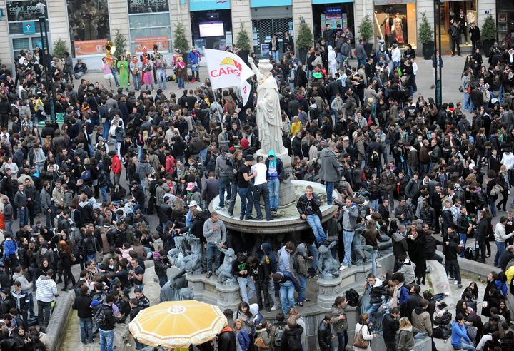 Un "ap&eacute;ro g&eacute;ant" organis&eacute; via Facebook a r&eacute;uni 9 000 personnes sur la place royale, &agrave; Nantes (Loire-Atlantique),&nbsp;le 12 mai 2010. Il s'est sold&eacute;&nbsp;par un mort et 50 hospitalisations. (  MAXPPP)