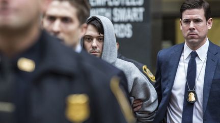 Martin Shkreli (au centre) après son arrestation à New York, le jeudi 17 décembre 2015.&nbsp; (ANDREW BURTON / GETTY IMAGES NORTH AMERICA)