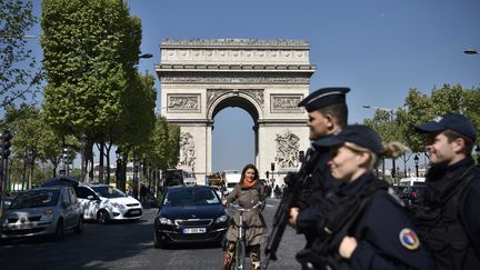 
L'avenue des Champs-Élysées, le 21 avril 2017, au lendemain de l'attentat contre des policiers qui a fait un mort et trois blessés.

 (PHILIPPE LOPEZ / AFP)