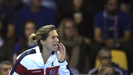 Amélie Mauresmo, capitaine de l'équipe de France de Fed Cup, encourage Kristina Mladenovic, le 12 novembre 2016, à Strasbourg. (PATRICK HERTZOG / AFP)