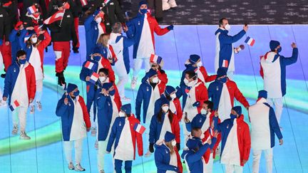 La délégation française entre dans le stade nationale de Pékin (Chine) lors de la cérémonie de clôture des JO d'hiver 2022, le dimanche 20 février 2022. (MANAN VATSYAYANA / AFP)