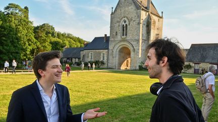 Festival de la Grange de Meslay : Sélim Mazari et Alexandre Kantorow, et au fond l'entrée du domaine. (G?RARD PROUST / PHOTO GERARD PROUST)