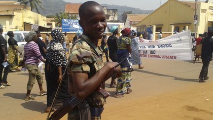 Un soldat centrafricain encadre une marche de femmes qui protestent contre le conflit qui d&eacute;chire le pays, &agrave; Bangui (Centrafrique), le 28 d&eacute;cembre 2012. ( REUTERS)