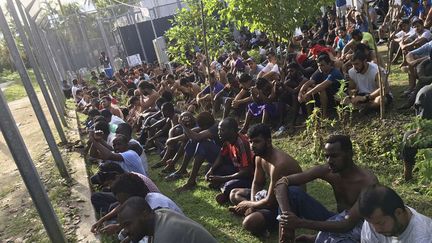 Des réfugiés refusent de quitter leur camp sur l'île de Manus (Papouasie-Nouvelle-Guinée), le 10 novembre 2017. (HASS HASSABALLA/AP/SIPA)