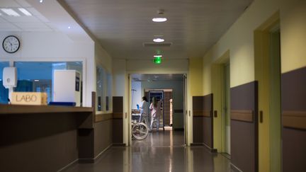 Des soignants dans un hôpital (illustration). (BERTRAND LANGLOIS / AFP)