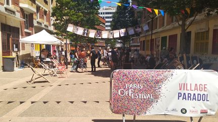 Sur la place Paradol, rebaptisée "Village Paradol", l'équipe du Paris Off festival a installé un endroit où manger et se restaurer.&nbsp; (LOLA SCANDELLA/RANCEINFO CULTURE)