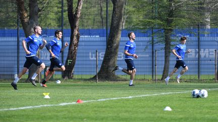 Des joueurs du&nbsp;Karlsruher SC lors de la reprise de l'entraînement, le 9 avril 2020,&nbsp;à Karlsruhe, en Allemagne.&nbsp; (MARKUS GILLIAR / GES-SPORTFOTO / AFP)