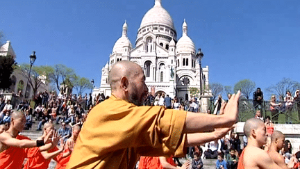 Maître Wang Minzhi et les moines de Shaolin en démonstration sur le parvis du Sacré-Coeur à Paris 
 (France 3 Culturebox)