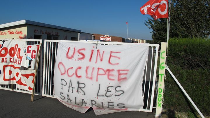 Les grilles d'entr&eacute;e de l'abattoir de Graincourt-l&egrave;s-Havrincourt (Pas-de-Calais), occup&eacute; depuis la mi-septembre 2012. (YANN THOMPSON / FTVI)