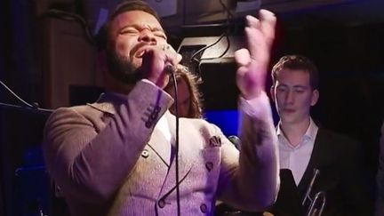 Myles Sanko est la nouvelle révélation de la soul musique. Il est né en Afrique, d’un père français, et dans son 3e album, il chante le déracinement. (France 3)