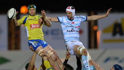 Le Clermontois Sébastien Vahaamaina prend le meilleur en touché, sur le terrain du Racing Métro 92.