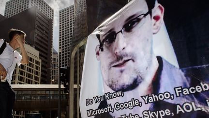 Une affiche de soutien &agrave; Edward Snowden &agrave; Hong Kong, le 18 juin 2013. (PHILIPPE LOPEZ / AFP)