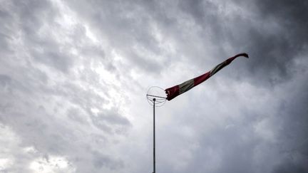 Des vents violents et des pluies diluviennes sont attendues de la Haute-Sa&ocirc;ne &agrave; l'Ard&egrave;che. (JEFF PACHOUD / AFP)