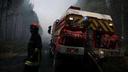 Un pompier à Saint-Magne (Gironde), le 10 août 2022. (PHILIPPE LOPEZ / AFP)