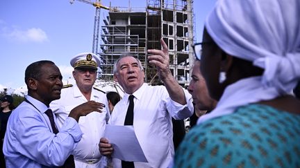 Le Premier ministre François Bayrou visite une usine de dessalement d'eau, le 30 décembre, à l'occasion d'un déplacement de moins de 24 heures à Mayotte. (JULIEN DE ROSA / AFP)