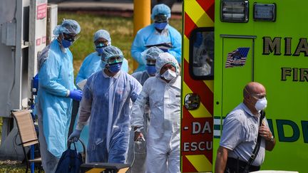 Des médecins se préparent à accueillir des malades confinés sur un bateau de croisière, le 26 mars 2020 à Miami (Etats-Unis). (CHANDAN KHANNA / AFP)