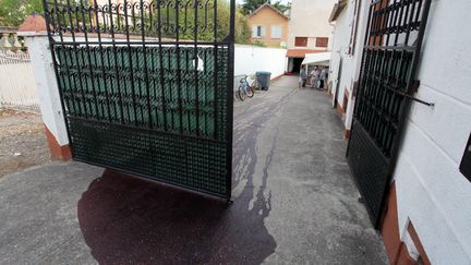 Du sang et deux t&ecirc;tes de cochon sur le portail de la mosqu&eacute;e de Montauban (Tarn-et-Garonne), le 1er ao&ucirc;t 2012. (MANUEL MASSIP / LA DEPECHE DU MIDI / MAXPPP)