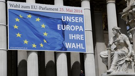 Une affiche est install&eacute;e sur le parlement autrichien &agrave; l'occasion des &eacute;lections europ&eacute;ennes, &agrave; Vienne (Autriche), le 23 mai 2014. (LEONHARD FOEGER / REUTERS)