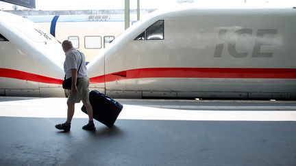 Un train &agrave; grande vitesse (ICE) en partance pour Berlin stationne en gare de Hanovre (Allemagne), le 9 juillet 2013. (JULIAN STRATENSCHULTE / DPA / AFP)