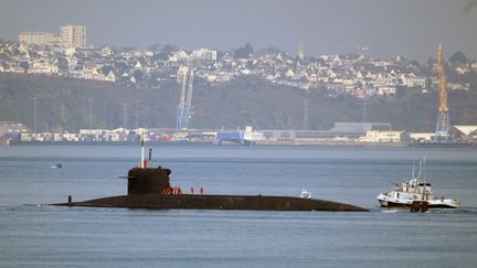 Le sous-marin nucléaire lanceur d'engin "l'Inflexible" sort le 15 mars 2007 de la rade de Brest où se trouve la base des sous-marins nucléaire de l'Ile Longue. (Illustration) (MARCEL MOCHET / AFP)