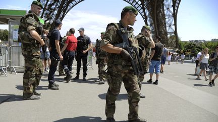 Des militaires patrouillent au pied de la Tour Eiffel &agrave; Paris, le 26 juin 2015. (THOMAS OLIVA / AFP)