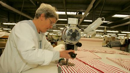 Une femme sénior dans l'usine Armorlux à Quimper (Finistère). Photo d'illustration. (MAXPPP)