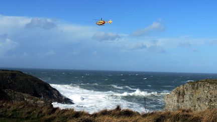 L'h&eacute;licopt&egrave;re de la s&eacute;curit&eacute; civile lors des op&eacute;rations de recherche, le 28 octobre 2013 &agrave; Belle-Ile-en-Mer (Morbihan). ( MAXPPP)