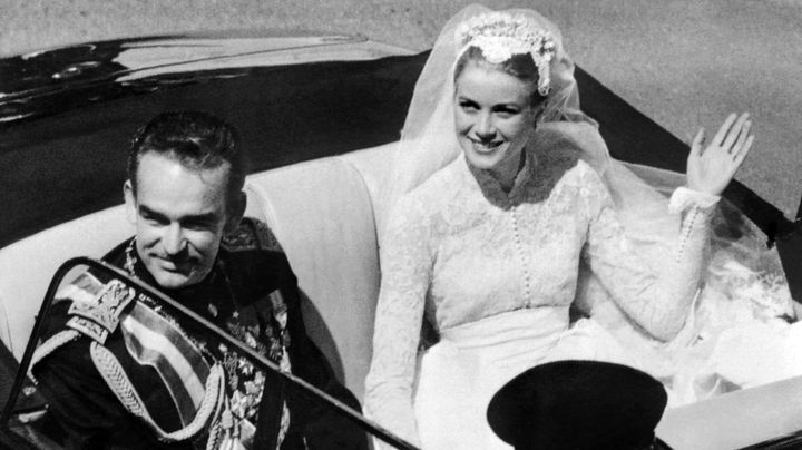 Le prince Rainier III de Monaco et Grace Kelly, lors de leur mariage, le 19 avril 1956 &agrave;&nbsp;Monaco.&nbsp; ( AFP )