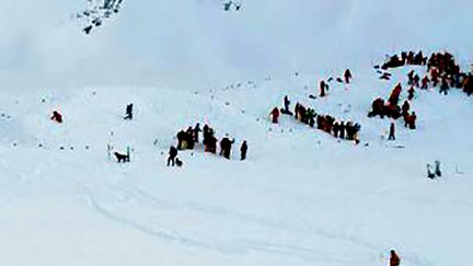 Les opérations de secours interviennent sur le site de l'avalanche aux Deux Alpes, le 13 janvier 2016. (STRINGER / AFP)