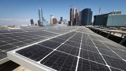 Des panneaux solaires, sur le toit du Convention Center de Los Angeles (Californie), le 4 septembre 2018. (MARIO TAMA / GETTY IMAGES NORTH AMERICA / AFP)