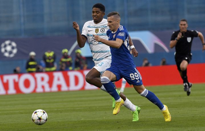 Le défenseur français Wesley Fofana (Chelsea) déposé par l'accélération de&nbsp;Mislav Orsic (Dinamo Zagreb) lors de la défaite des Blues en Ligue des champions, le 6 septembre&nbsp; (DENIS LOVROVIC / AFP)