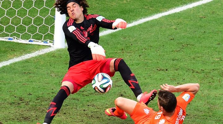 Le gardien mexicain, Guillermo Ochoa, repousse une tentative de Klaas-Jan Huntelaar, dimanche 29 juin 2014, &agrave; Fortaleza, en huiti&egrave;mes de finale de la Coupe du monde contre les Pays-Bas. (JAVIER SORIANO / AFP)