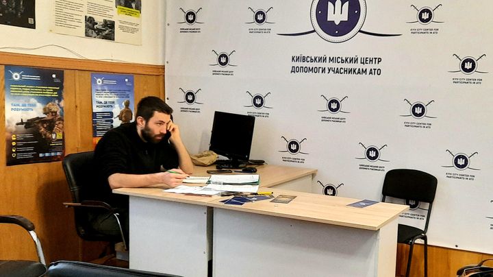 Le bureau de recrutement des civils volontaires pour devenir réservistes, à Kiev. (BENJAMIN ILLY / RADIO FRANCE)