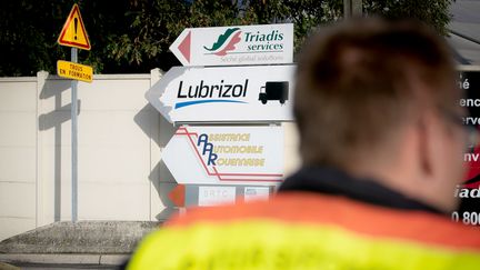 Un panneau de l'usine Lubrizol à Rouen, le 27 septembre 2019. (LOU BENOIST / AFP)