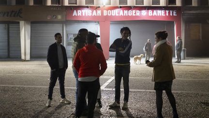 La maire de Poitiers s'entretient vendredi 1er novembre 2024 avec des animateurs de quartier et des citoyens sur les lieux du drame au lendemain d'une fusillade qui a couté la vie à un adolescent. (JEAN-FRANCOIS FORT / HANS LUCAS via AFP)