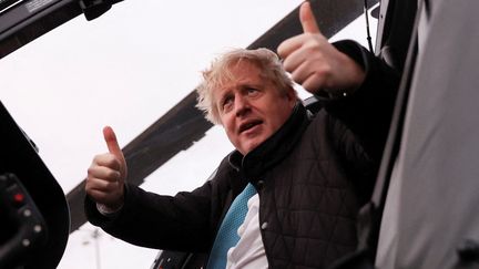 Le Premier ministre britannique Boris Johnson, lors de la visite d'une base militaire de l'île d'Anglesey, au pays de Galles, le 27 janvier 2022. (CARL RECINE / AFP)