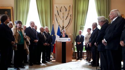 Geneviève Darrieusecq secrétaire d'Etat auprès de la ministre des armées entourée des anciens appelés, le 30 avril.&nbsp; (BENJAMIN ILLY / FRANCE-INFO)