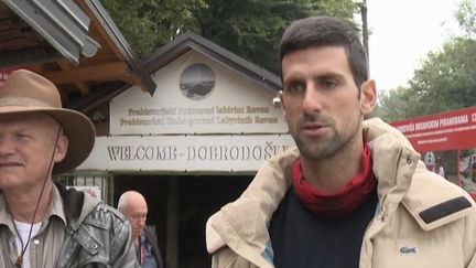 Novak Djokovic est un héros pour une partie de l'opinion serbe et il pourrait l'être encore plus après son expulsion d'Australie. Les équipes de Vrai ou Fake ont passé au crible les déclarations du tennisman sur la vaccination.&nbsp; (CAPTURE ECRAN / FRANCEINFO)