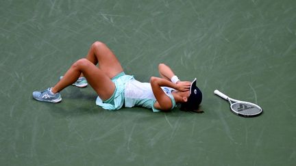 Le tennis féminin a trouvé sa nouvelle reine. En triomphant de la Tunisienne Ons Jabeur en finale de l’US Open, le 10 septembre, la Polonaise Iga Swiatek ajoute la cerise sur le gâteau de sa folle saison, marquée par un second titre à Roland-Garros, et une série impressionnante de 37 victoires de rang entre février et juillet. (ANGELA WEISS / AFP)